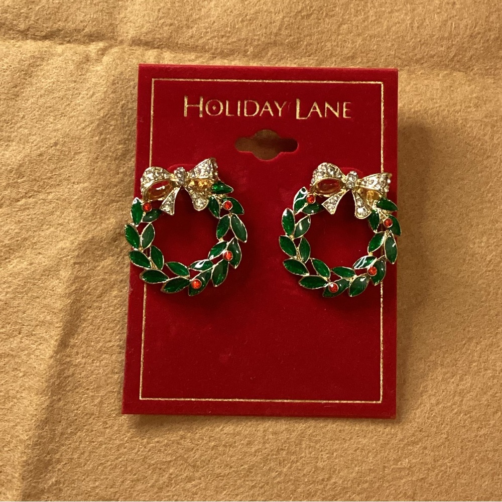 NWT Holiday Lane Christmas Wreath Stud Earrings Metallic Green and Gold Tone